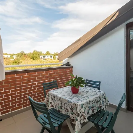 2534b Apartment Karigador