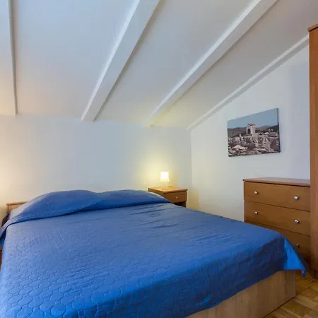 2534b Apartment Karigador